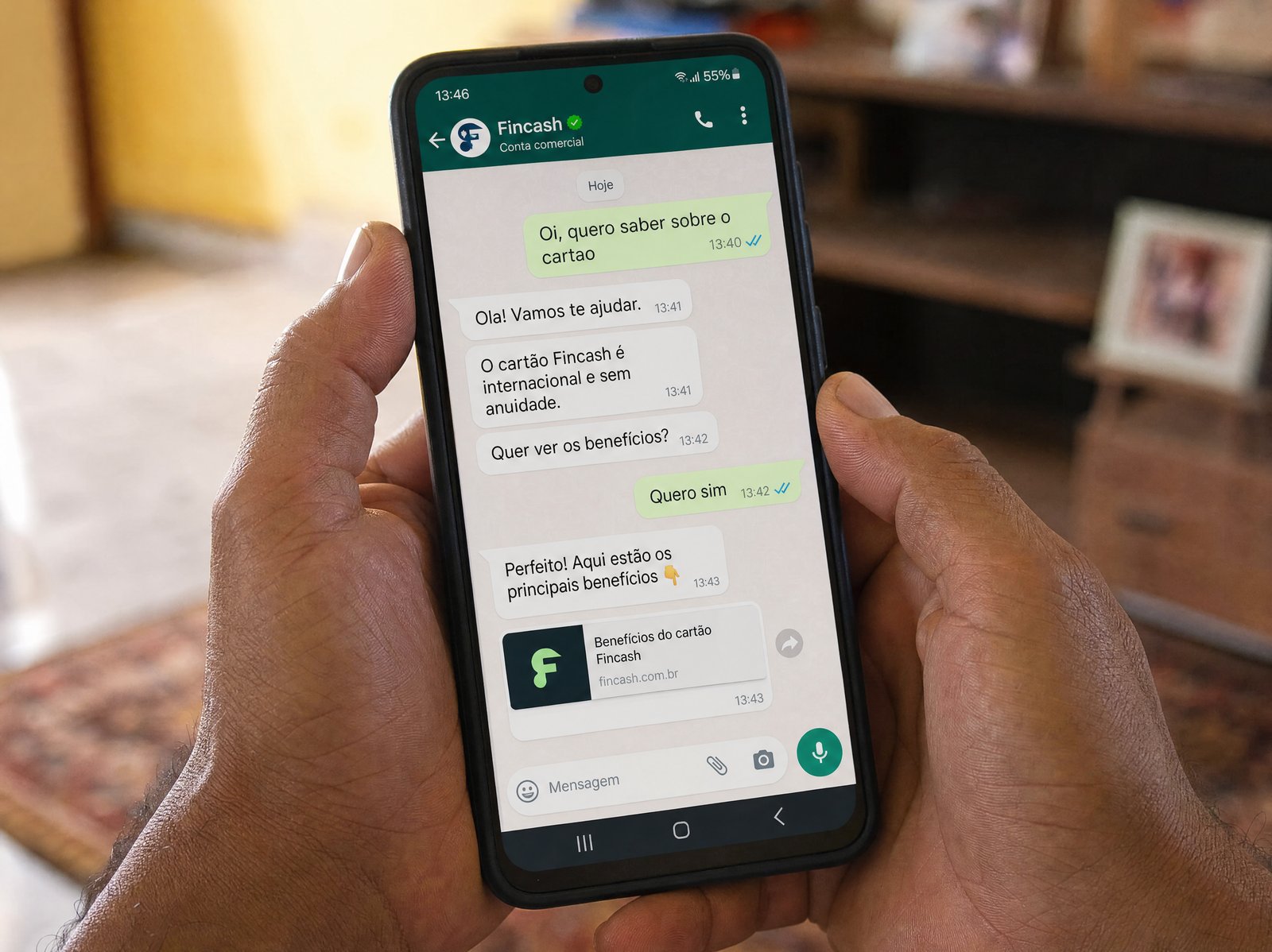 Pessoa segurando o celular conversando com a Fincash pelo WhatsApp